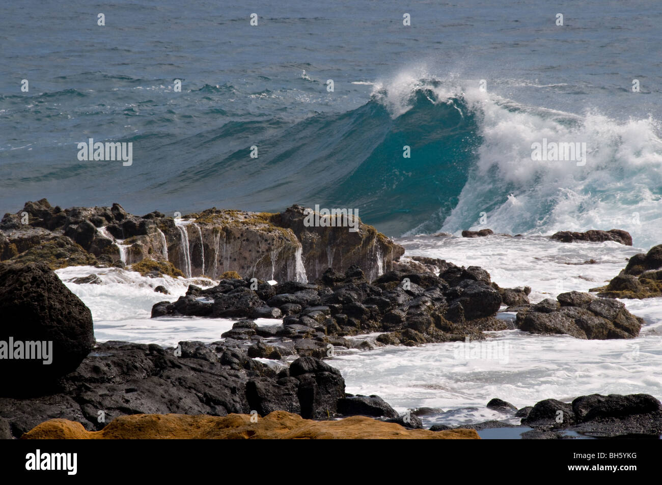 Les vagues et l'eau tombe sur la plage rocheuse (Big Island , New York Banque D'Images
