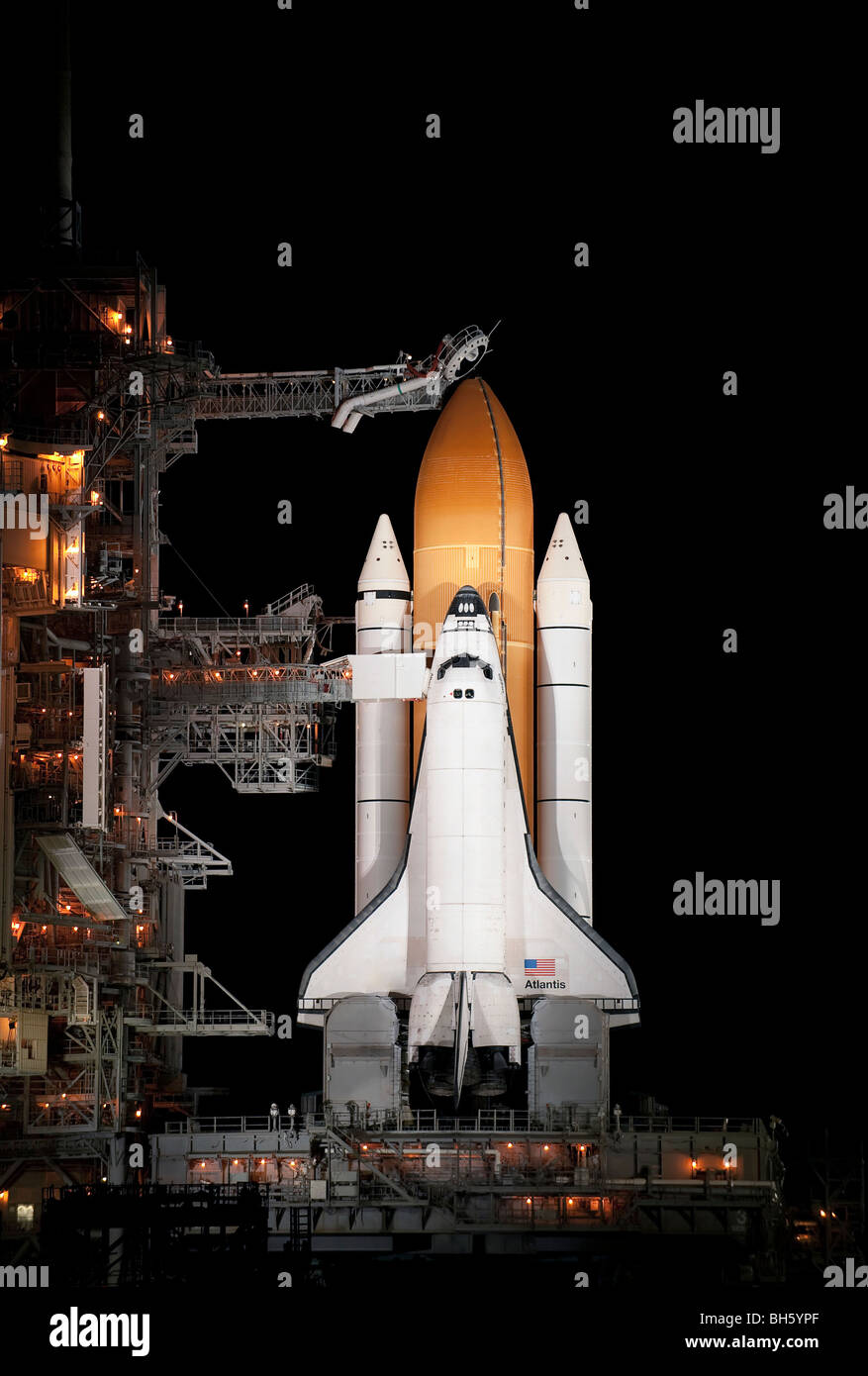 La navette spatiale Atlantis se trouve prêt sur sa plateforme de lancement au Centre spatial Kennedy, en Floride. Banque D'Images