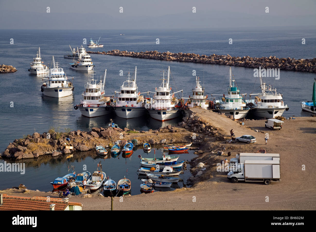 Bateaux de pêche dans le port, Çanakkale Turquie Babakale Banque D'Images