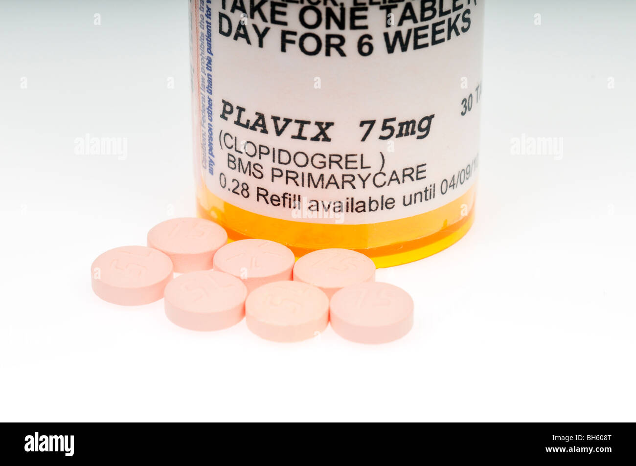Bouteille de prescription le médicament anti-plaquettaire plavix et pilules qui est utilisé pour traiter l'P.A.D. sur fond blanc Banque D'Images