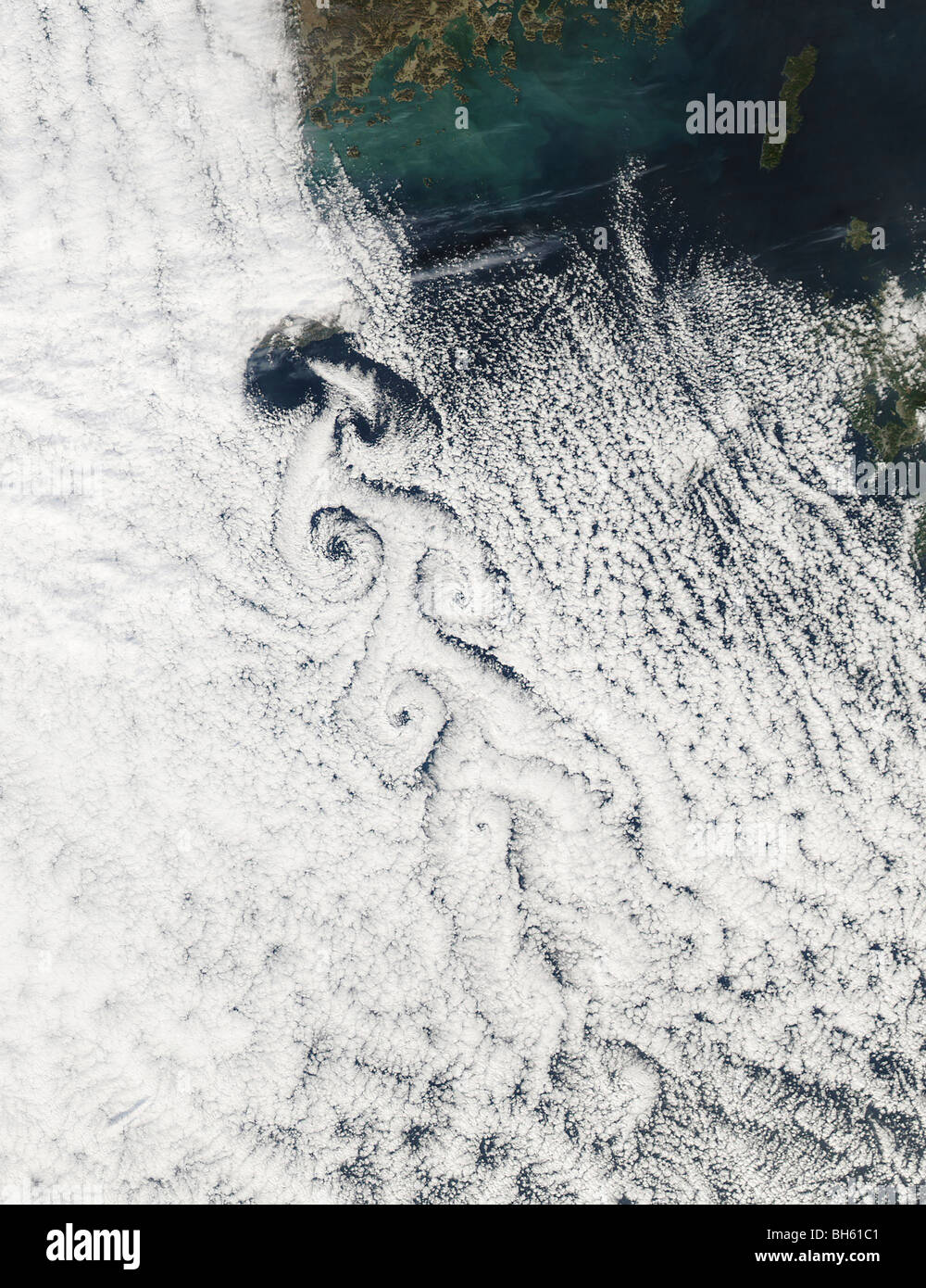 Von Karmann tourbillons de nuages sur les côtes de Cheju Do. Banque D'Images