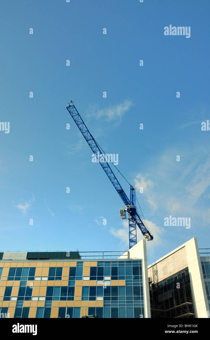 Grue de construction dans des conditions de beau temps Banque D'Images