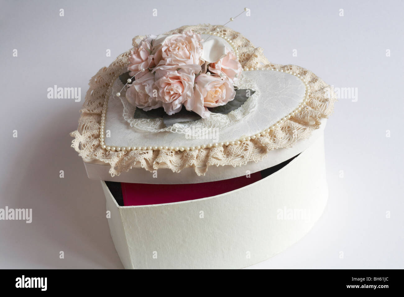Boîte en forme de coeur crème décoré de perles roses de couleur pêche et de dentelle sur le dessus - un cadeau surprise cadeau pour un mariage ou la Saint-Valentin, Jour de Valentines Banque D'Images Boîte en forme de coeur crème décoré de perles roses de couleur pêche et de dentelle sur le dessus - un cadeau surprise cadeau pour un mariage ou la Saint-Valentin, Jour de Valentines Banque D'Images
