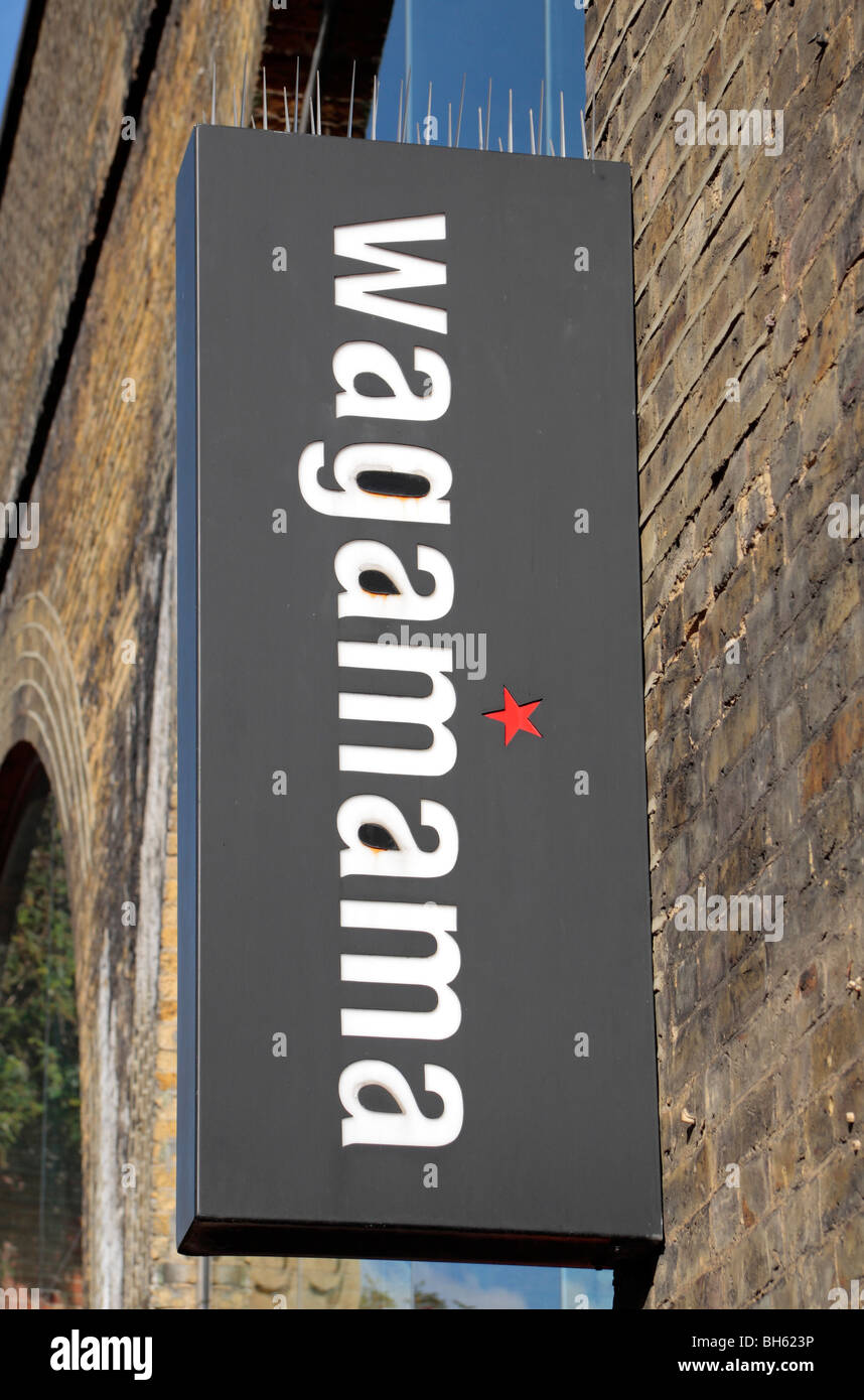 Le signe au dessus de l'entrée du restaurant Wagamama, Southwark, London, UK. Banque D'Images