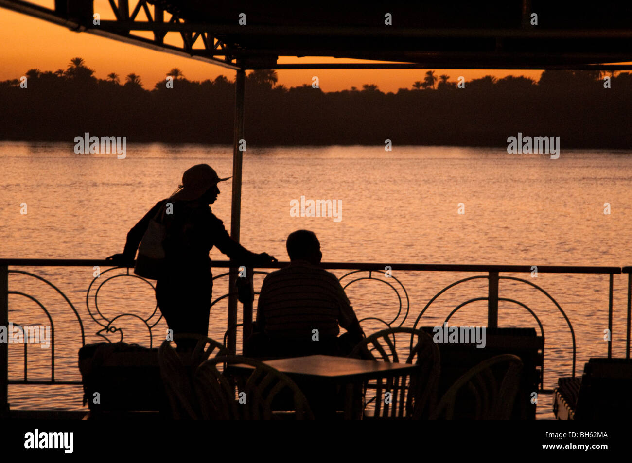 Coucher du soleil à partir d'un navire de croisière du Nil à Kom Ombo, l'Égypte, l'Afrique Banque D'Images