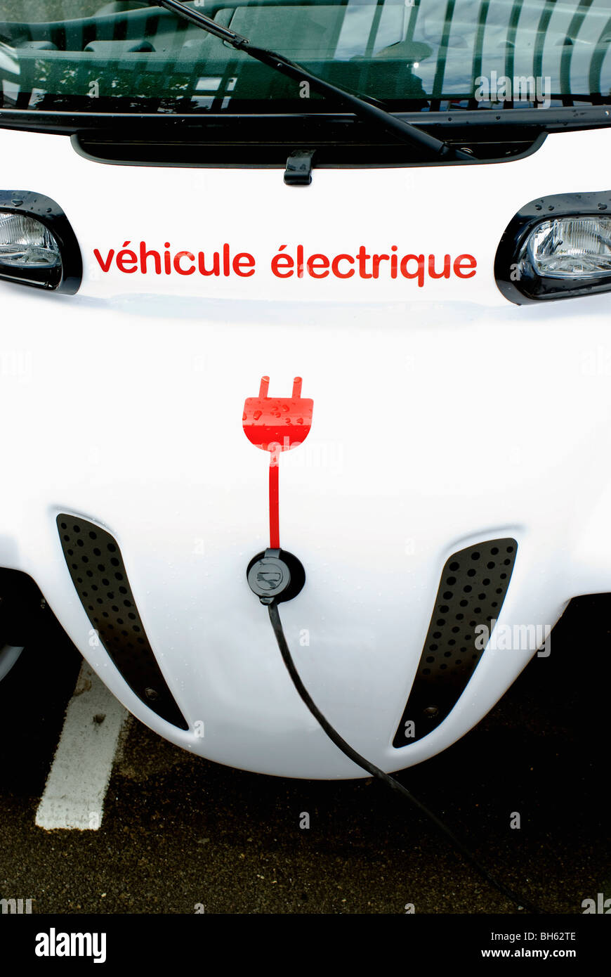 Paris, France, Matra Co. Voiture de société électrique se rechargeant à l'extérieur sur le parking du salon de l'auto de Paris Banque D'Images