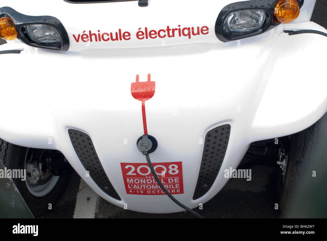 Paris, France, Matra Co. Voiture électrique rechargeable, recharge à l'extérieur, vue de face, gros plan Banque D'Images