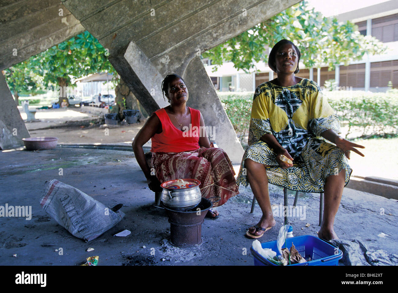 Les femmes PRÉPARER UN REPAS DANS LA RUE, Abidjan, Côte d'Ivoire Banque D'Images