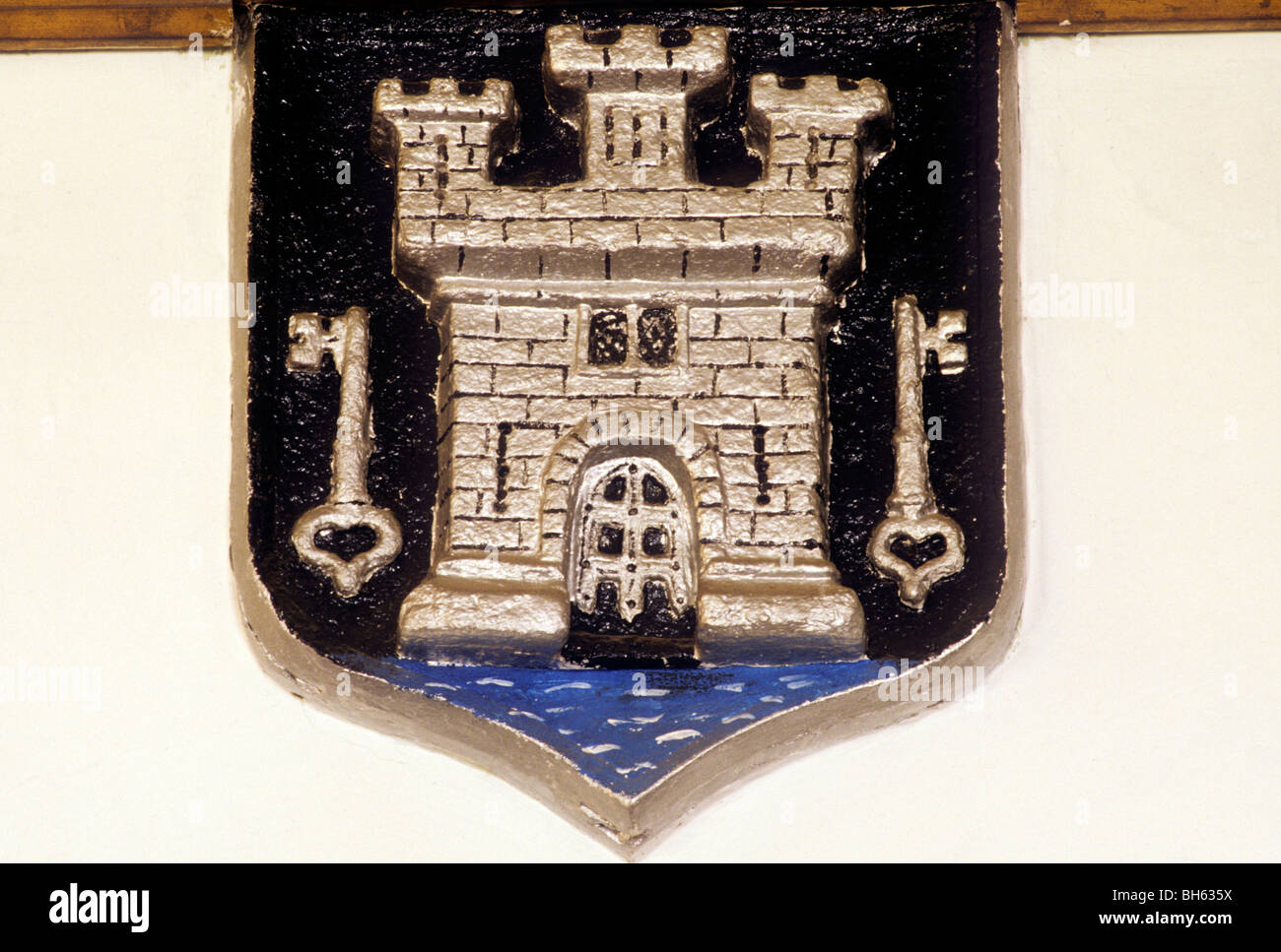Totnes, Devon, armoiries de la ville, Guildhall Anglais Héraldique Blasons Héraldique périphériques périphériques England UK boucliers bouclier Banque D'Images