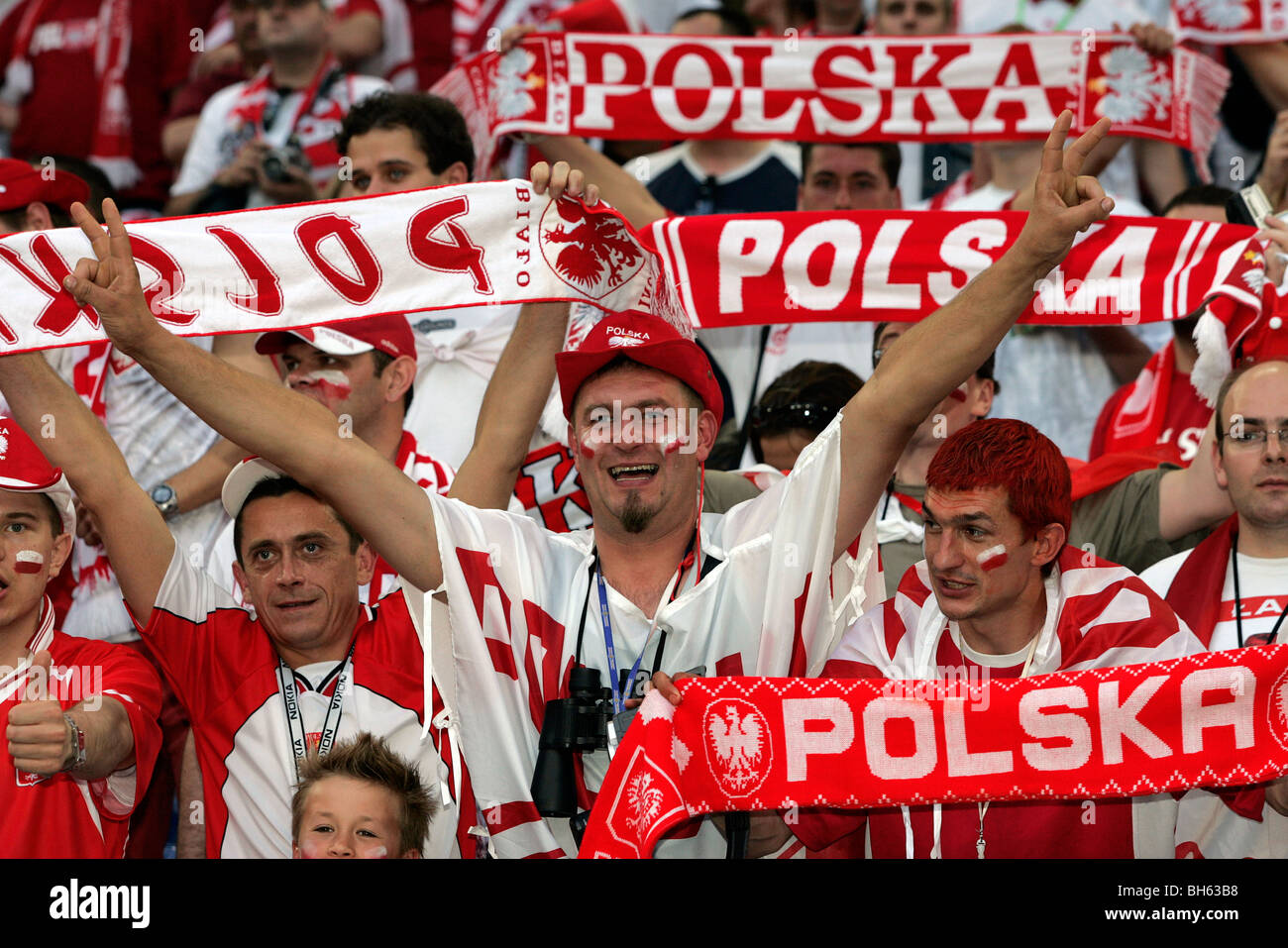 Les fans de football polonais peuvent contenir jusqu'à 2006 les foulards finales de la Coupe du Monde de Football Banque D'Images