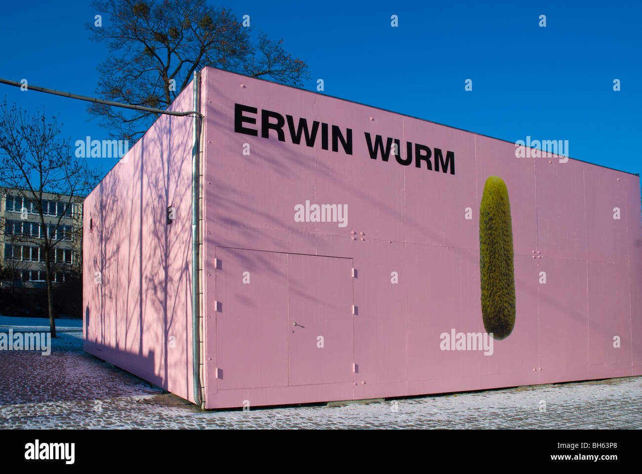 Edwin Wurm exposition annonce à l'extérieur musée Kunstbau Munich Bavaria Allemagne Europe Königsplatz Banque D'Images
