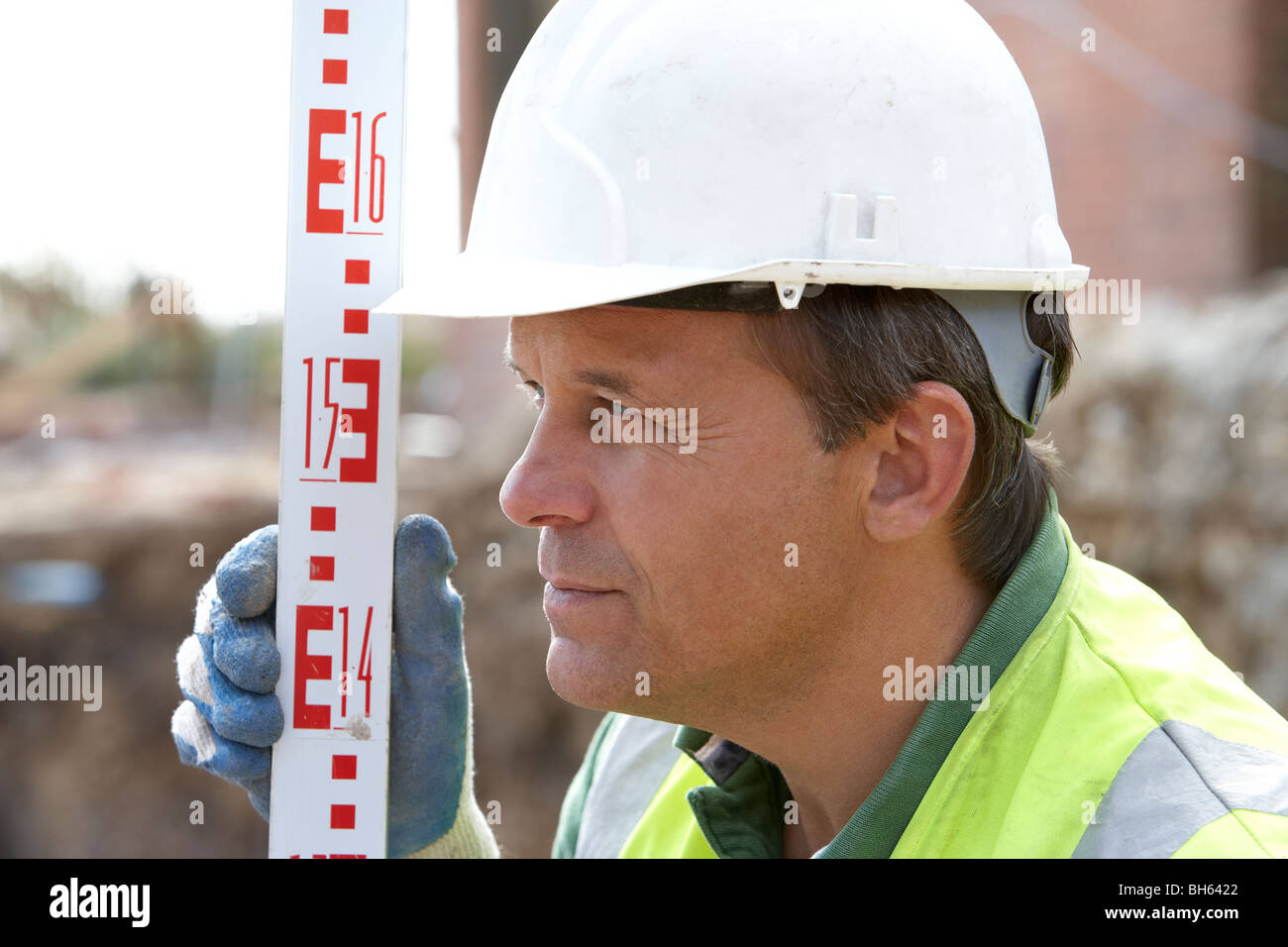 Construction Worker Holding Mesurer Banque D'Images