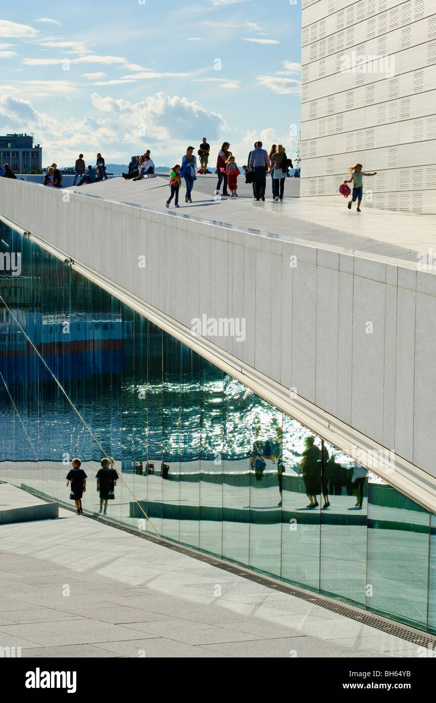 Profitant de l'accès libre à la toiture de Operaen, le nouvel Opéra (ouverture Avril 2008), Oslo, Norvège Banque D'Images