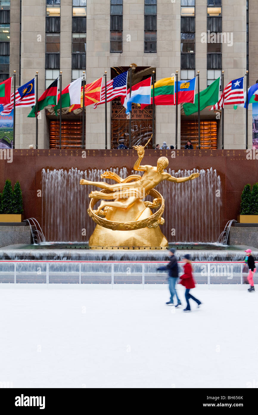 USA, New York, Manhattan, Cinquième Avenue, patinoire en dessous du centre Rockefeller building Banque D'Images