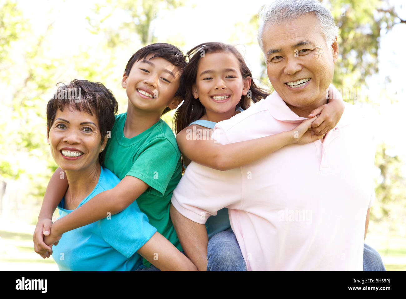Portrait de grands-parents avec leurs petits-enfants dans le parc Banque D'Images