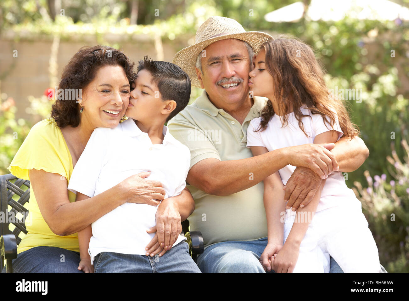 Portrait de grands-parents avec leurs petits-enfants dans le parc Banque D'Images
