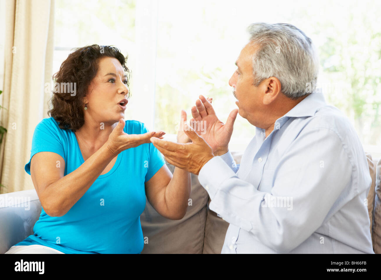 Senior Couple Having Argument At Home Banque D'Images