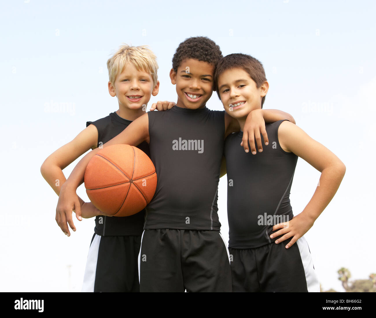 Les jeunes garçons dans l'équipe de basket-ball Banque D'Images