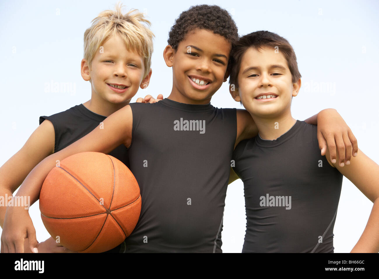 Les jeunes garçons dans l'équipe de basket-ball Banque D'Images