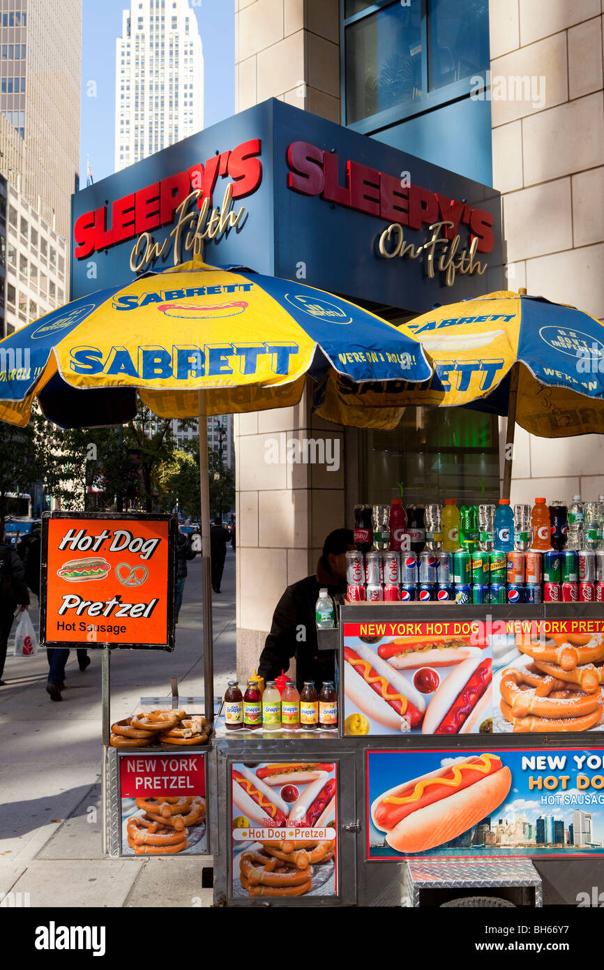 USA, New York City, Manhattan, les bretzels en vente sur la Cinquième Avenue Banque D'Images
