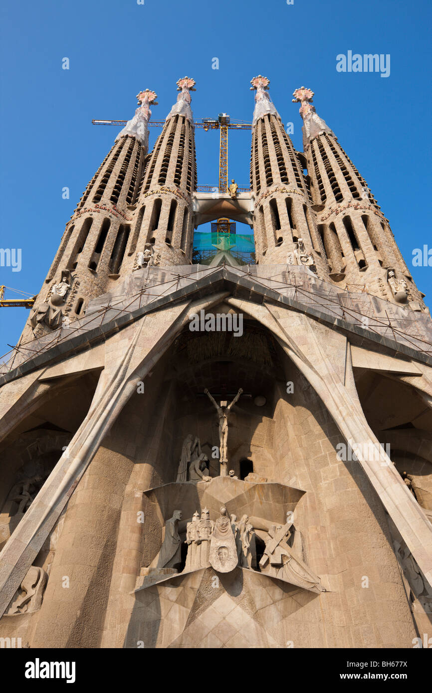 Façade de la passion de la cathédrale Sagrada Familia de l'architecte Antoni Gaudi, Barcelone, Catalogne, Espagne Banque D'Images