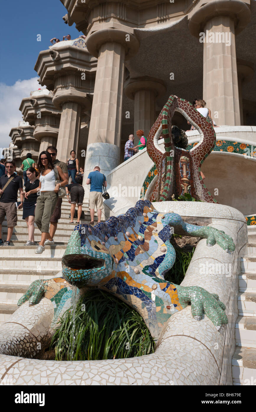 Mosaïque d'attraction touristique dans la région de Fontaine Dragon Parc Güell de l'architecte Antoni Gaudi, Barcelone, Catalogne, Espagne Banque D'Images