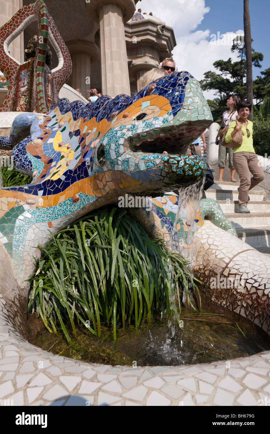 Dragon mosaïque Fontaine dans le Parc Guell de l'architecte Antoni Gaudi, Barcelone, Catalogne, Espagne Banque D'Images