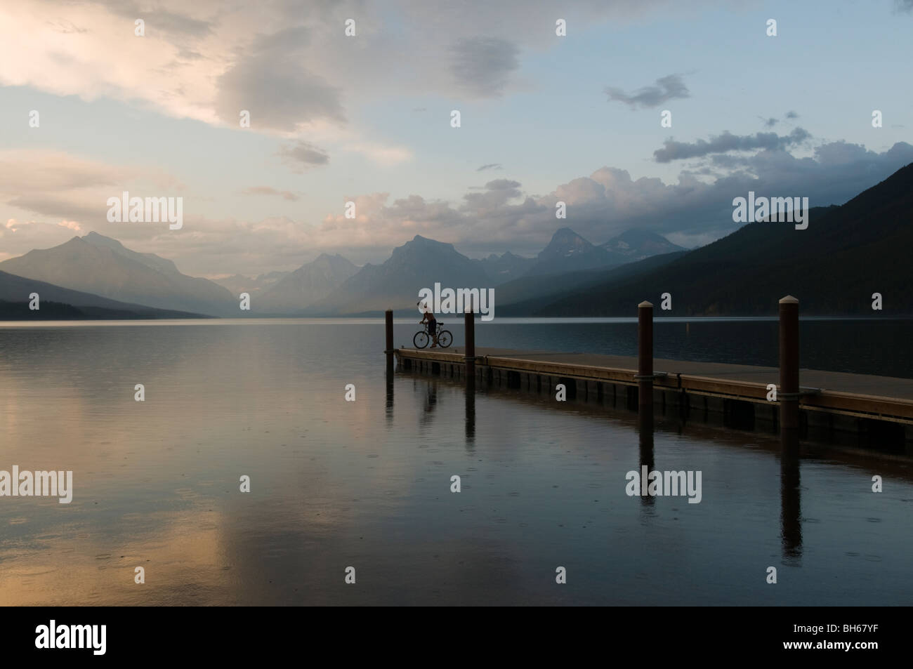 Cycliste sur dock McDonald Lake at sunset Banque D'Images