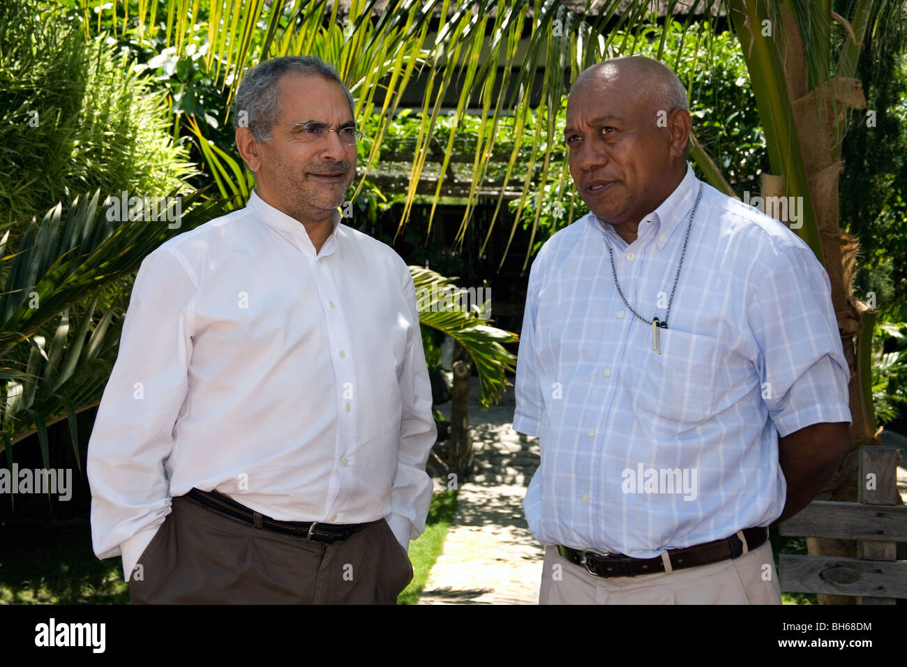 Le Président du Timor oriental, José Ramos-Horta, discussions avec l'évêque de Bacau dans le jardin du président Dili Banque D'Images