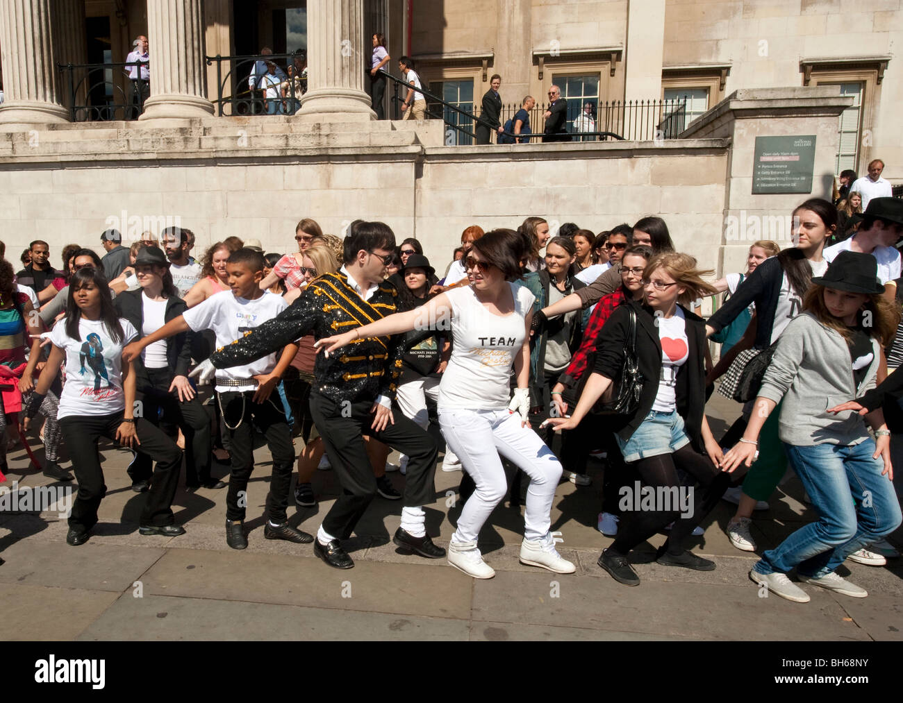 Michael Jackson fans de recréer le célèbre Thriller Dance à Trafalgar Square à Londres Banque D'Images
