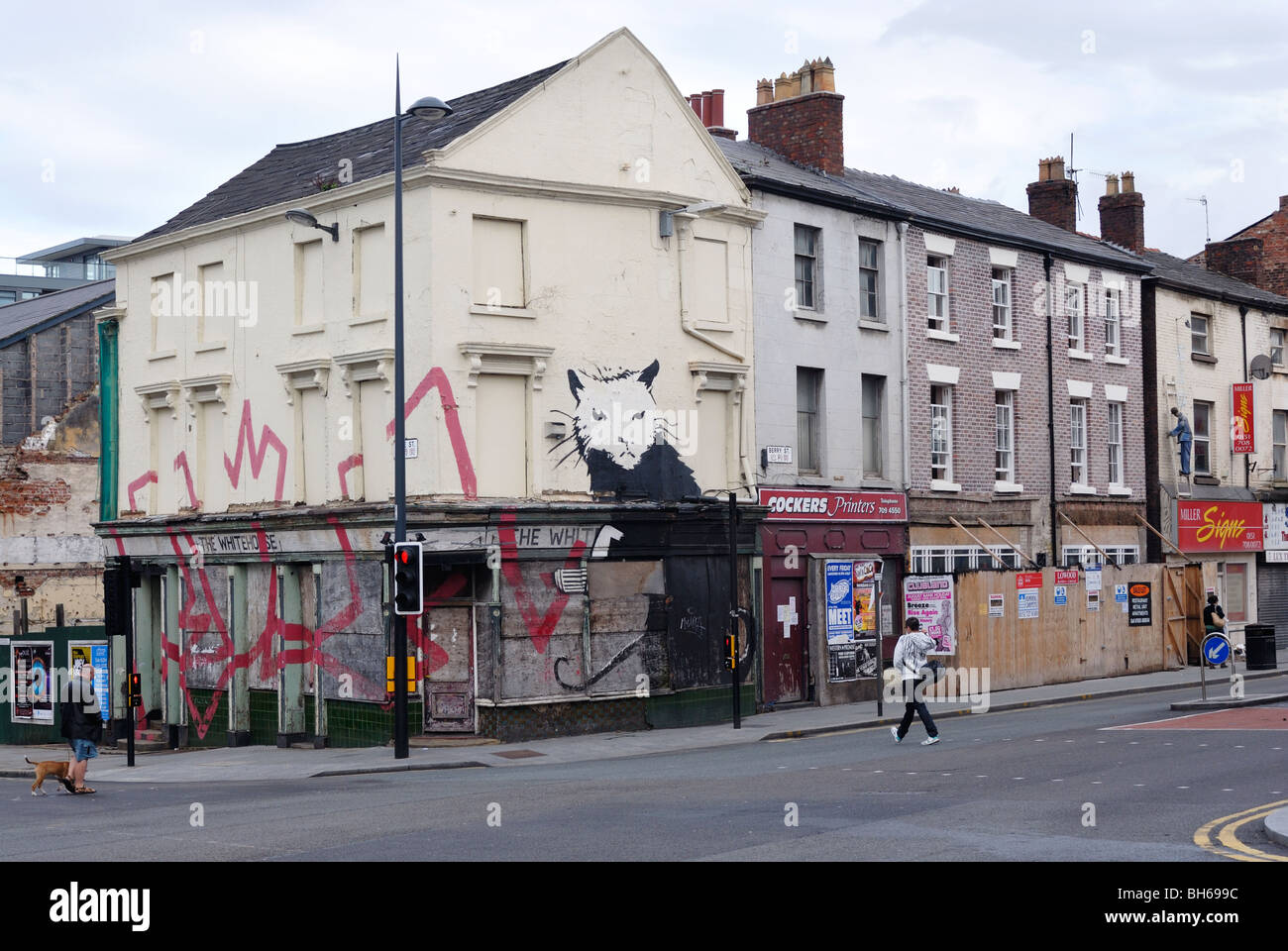 Rat Banksy sur le Cheval Blanc délabrée pub au coin de la rue Duke et Berry Street dans le centre-ville de Liverpool. Banque D'Images