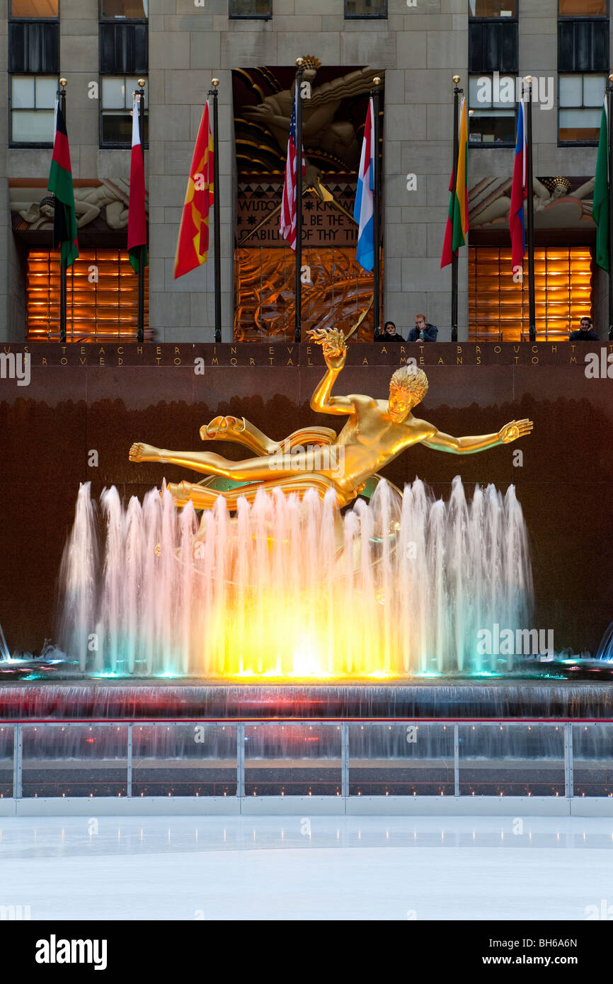 USA, New York, Manhattan, patinoire en dessous du bâtiment du Rockefeller Center sur la 5ème Avenue Banque D'Images