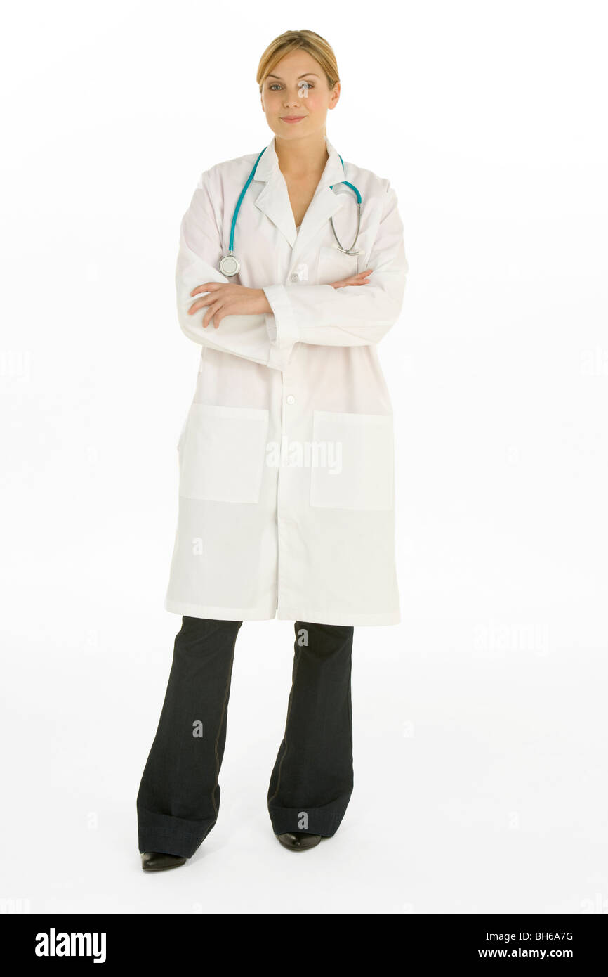 Tourné sur toute la longueur de la femme médecin contre fond blanc Banque D'Images