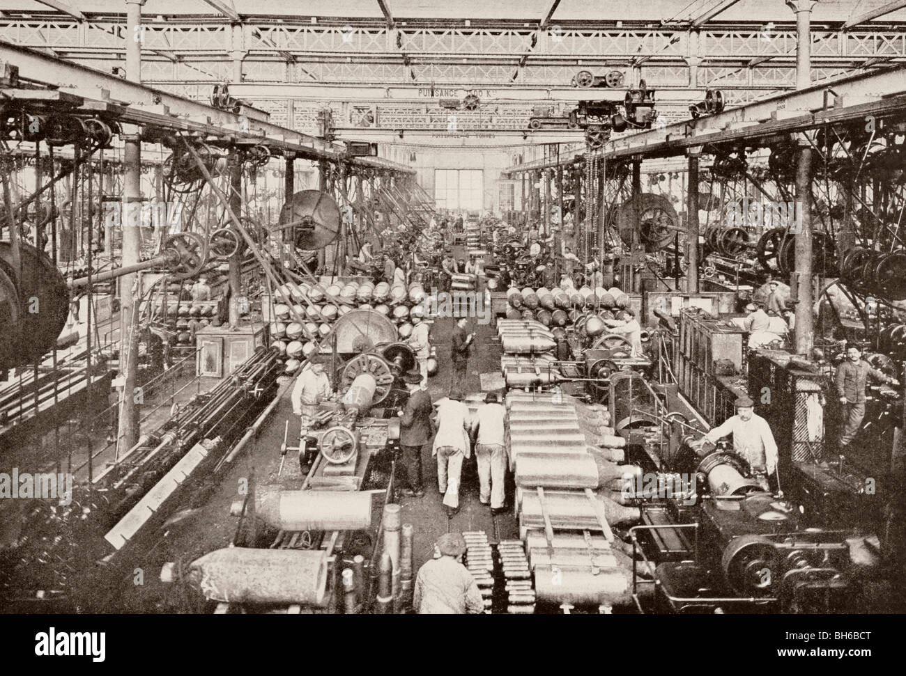 Fabrique de munitions dans le Creusot, en France la production d'obus de gros calibre pendant la Première Guerre mondiale. Banque D'Images