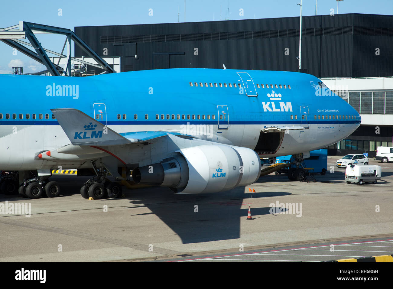 Boeing 747-400 KLM à l'entrée à l'aéroport de Schiphol, Amsterdam, Pays-Bas Banque D'Images