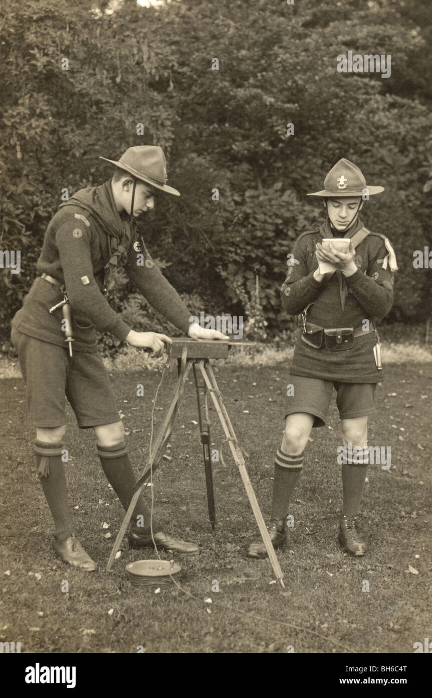 Deux scouts de garçon à l'aide d'un récepteur de télégraphie Morse Code Banque D'Images