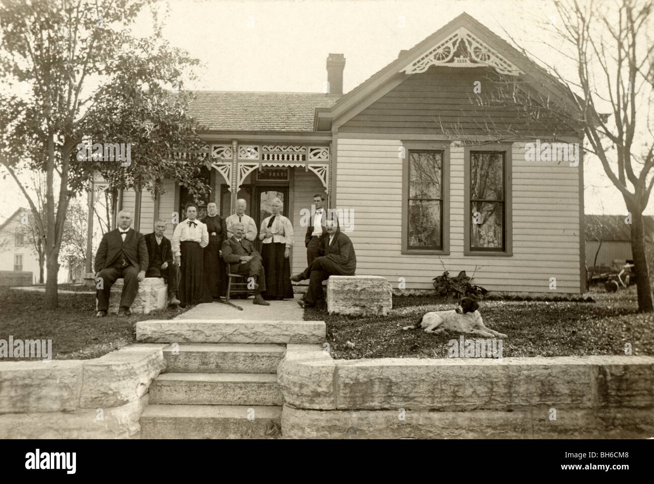 Grande Famille en face de Bungalow victorienne Banque D'Images