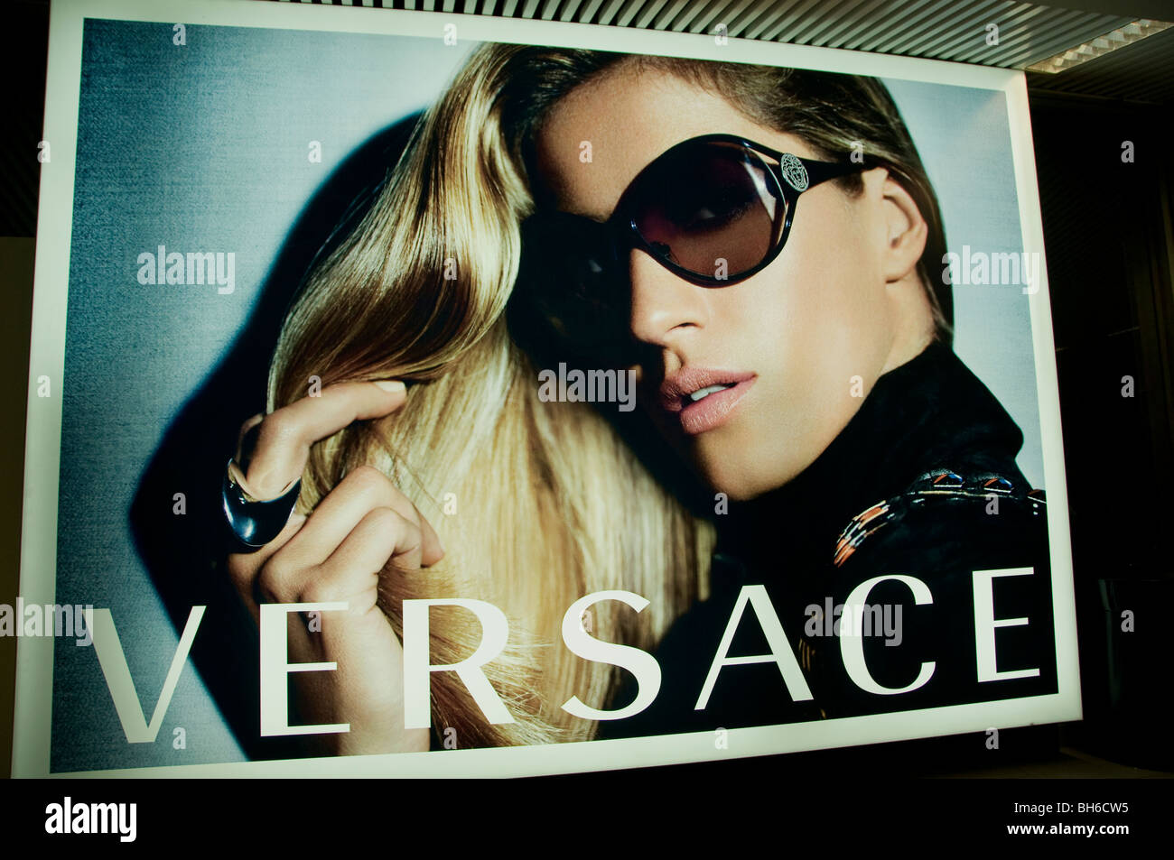 Versage Lunettes de soleil femme mode homme chic jeunes yeux Banque D'Images