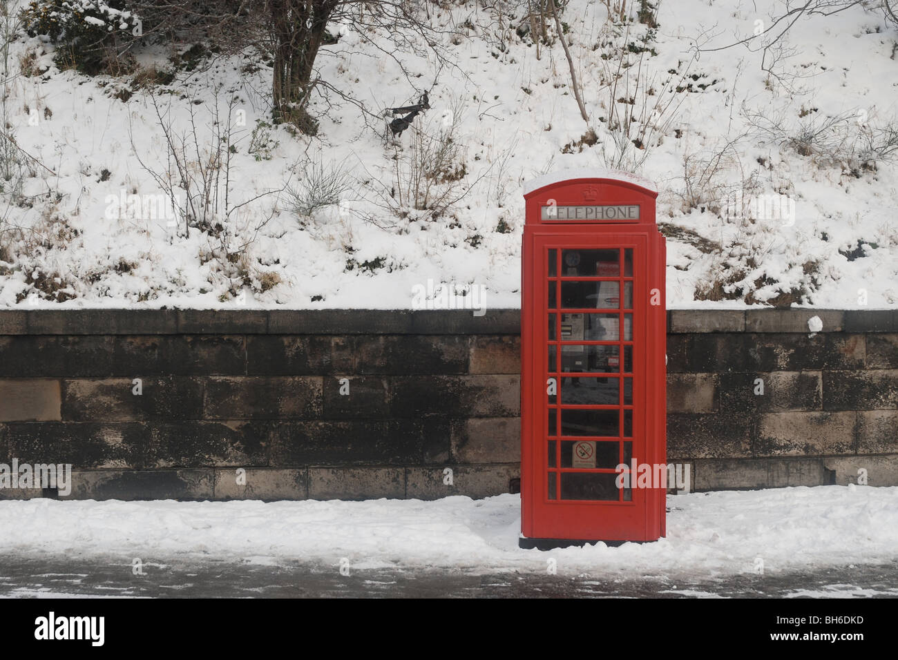 Téléphone rouge dans la neige Banque D'Images