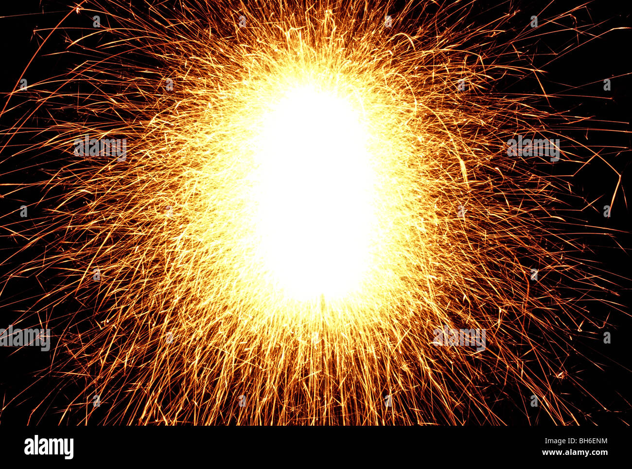 Noël spakrler combustion isolé sur fond noir Banque D'Images