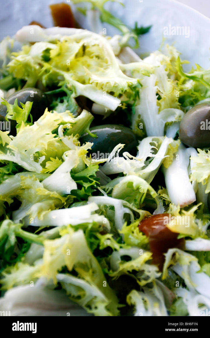 'Insalata di rinforzo', Chicorium envidia salade, plat traditionnel de Noël à Naples, Campanie, Italie. Banque D'Images