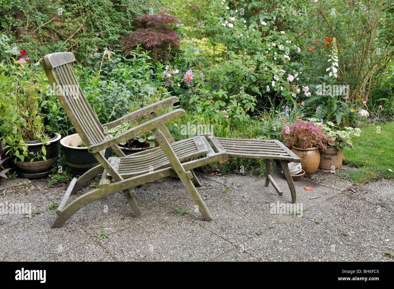 Terrasse en bois chaise avec des plantes en pot Banque D'Images