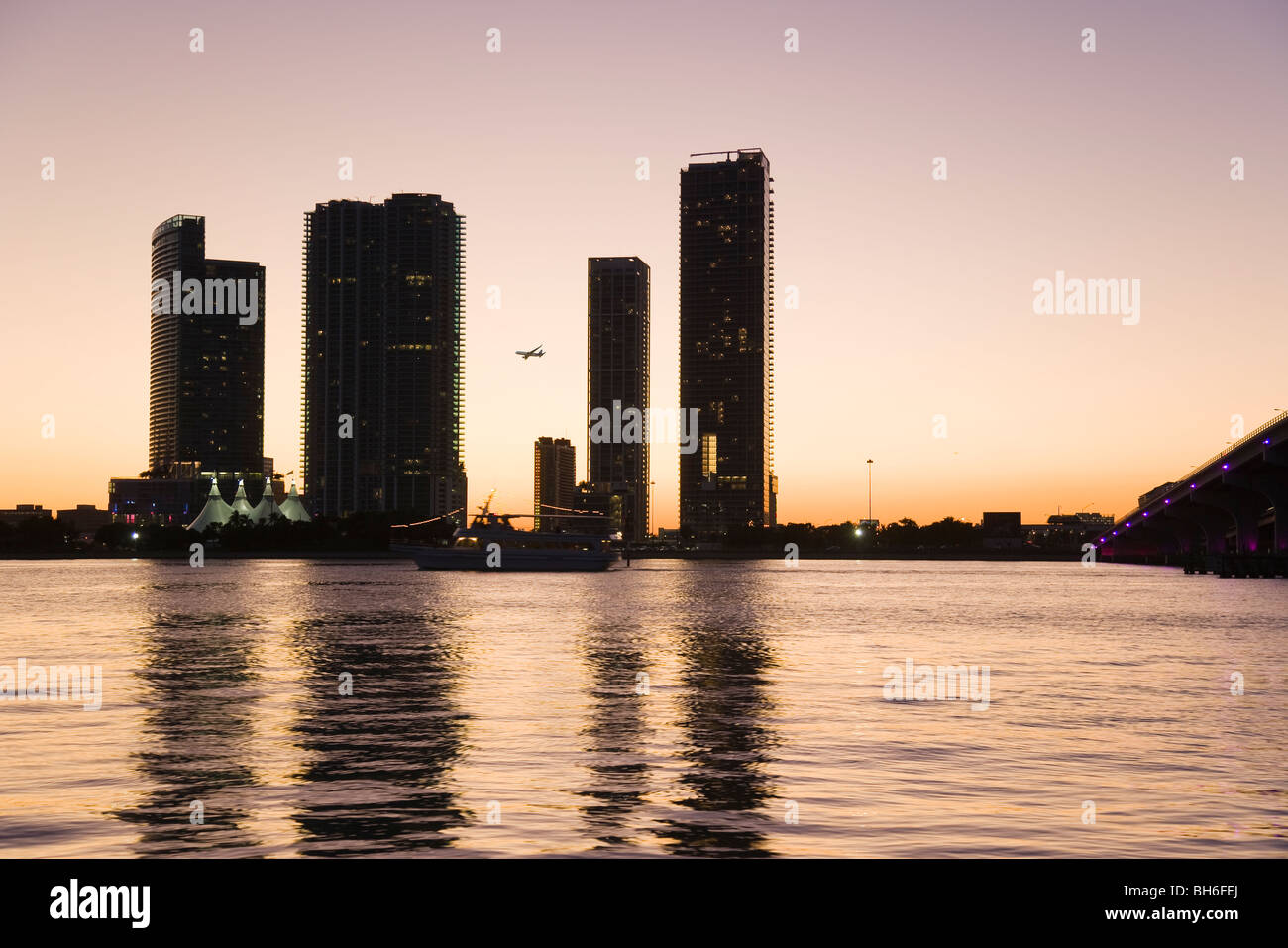 Ville de Miami à la recherche à la MacArthur Causeway, au crépuscule, en Floride, USA Banque D'Images