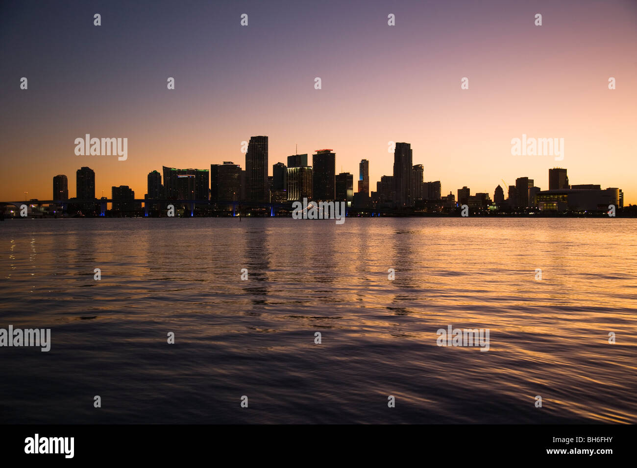 Ville de Miami et voile au crépuscule, Florida, USA Banque D'Images