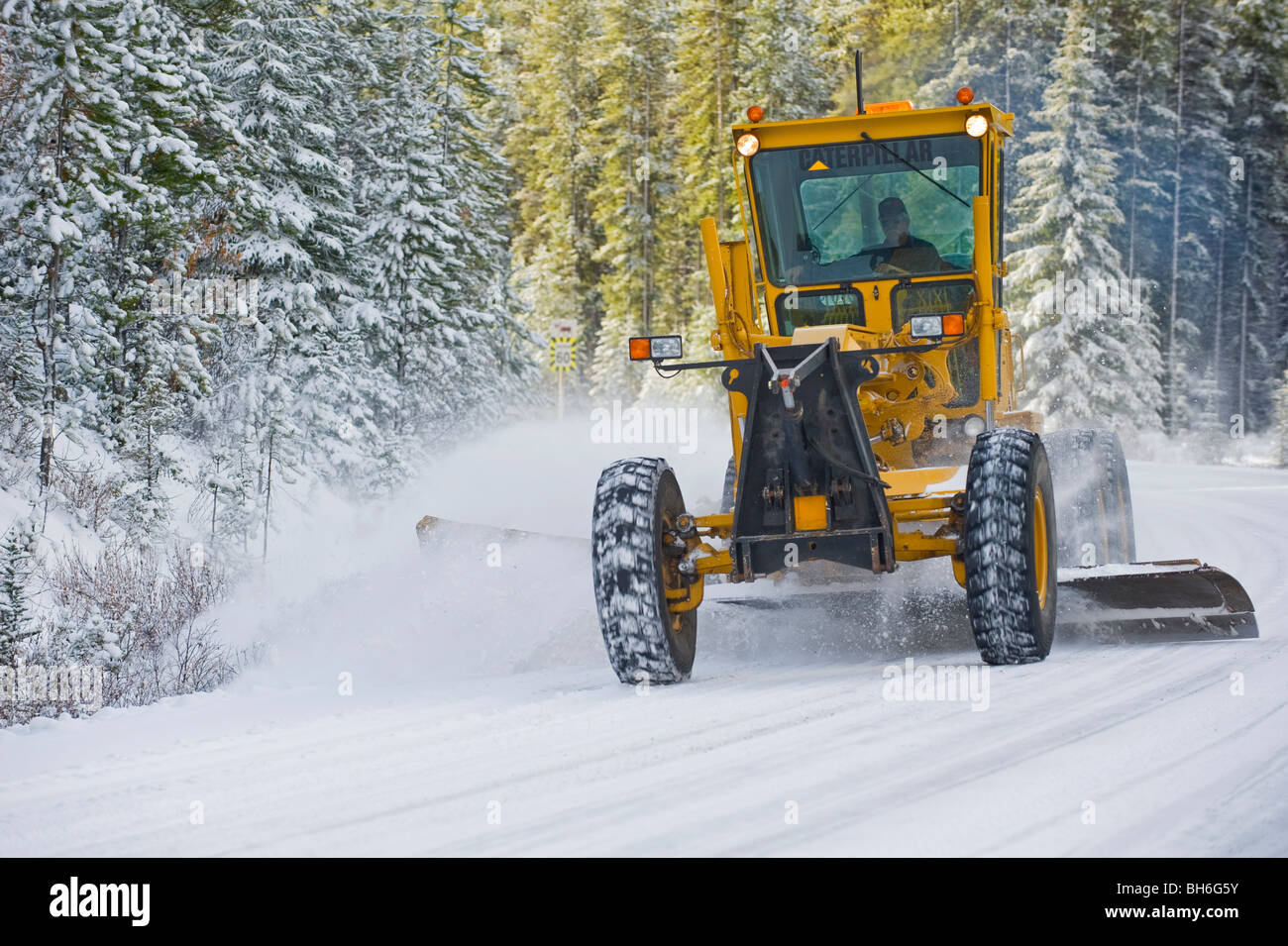 Un classificateur labourant la neige. Banque D'Images