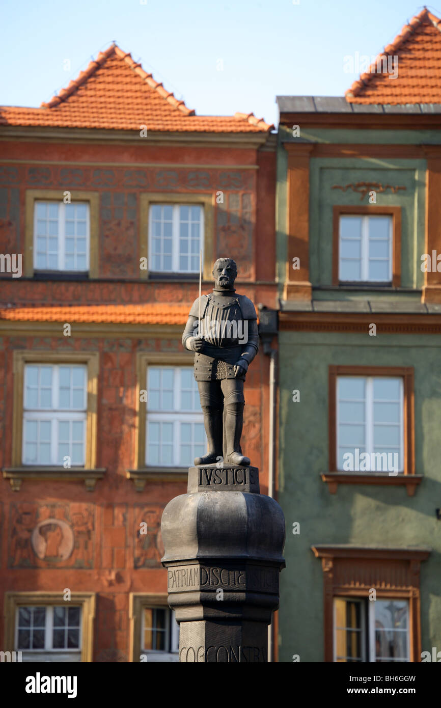 L'homme à l'épée statue sur la flagellation post, Place du Vieux Marché, Poznan, Pologne Banque D'Images