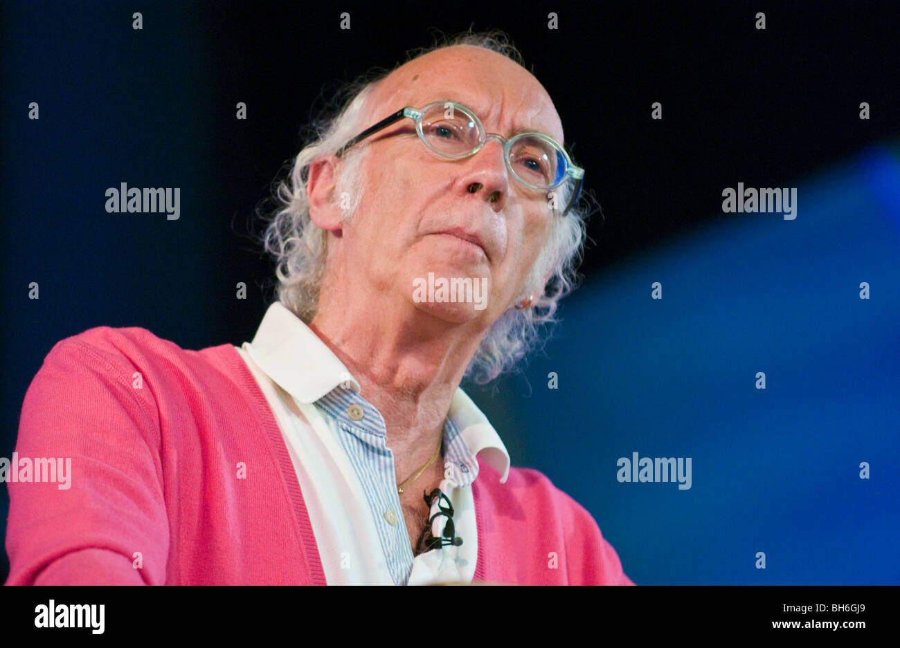 Poète anglais Roger McGough illustré donnant un rendement de sa poésie au Hay Festival 2009. Banque D'Images