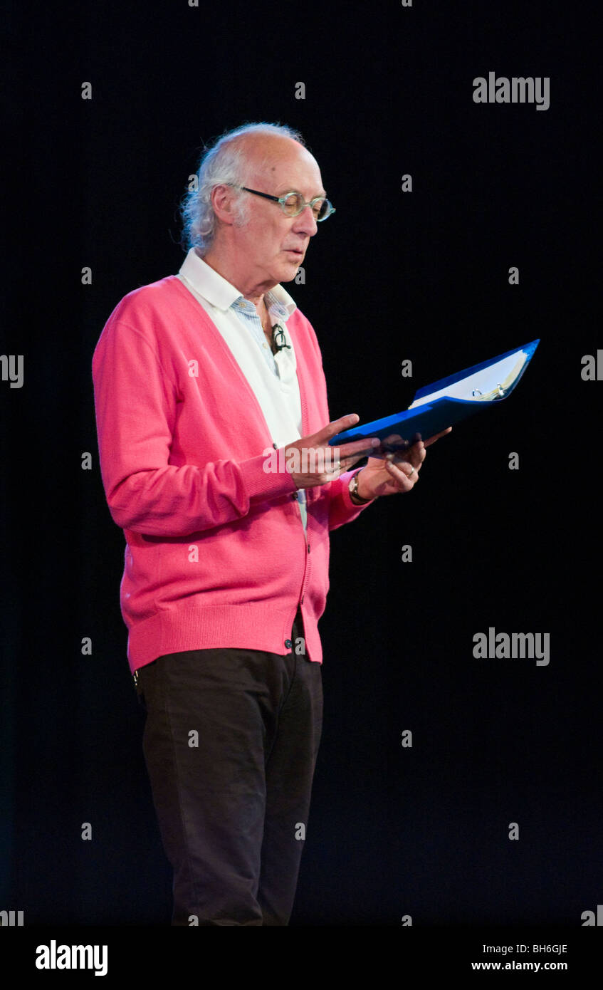 Poète anglais Roger McGough illustré donnant un rendement de sa poésie au Hay Festival 2009. Banque D'Images