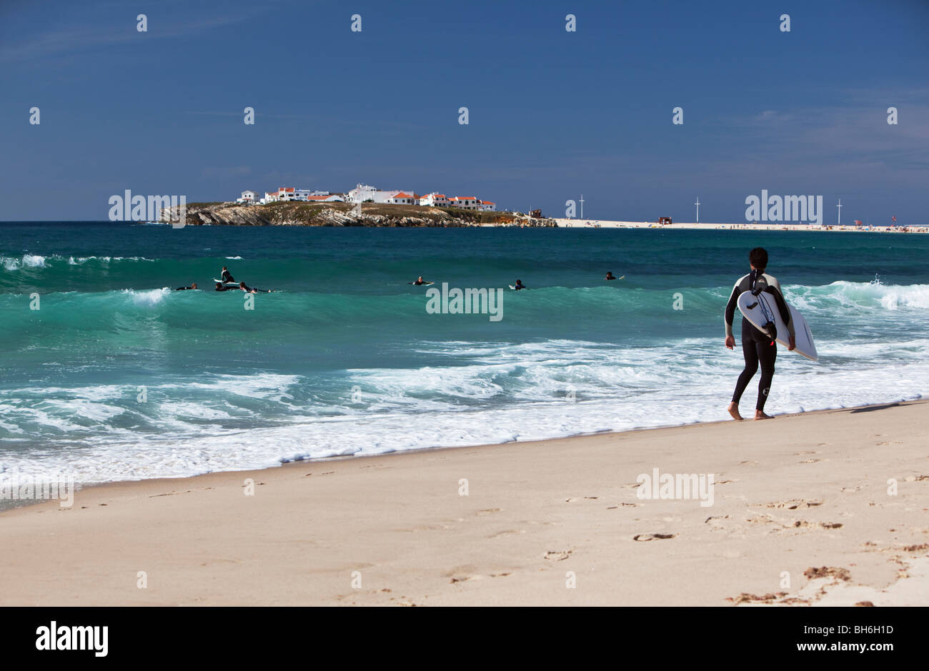 Surfeurs de la plage de Baleal Estremadura Portugal Banque D'Images