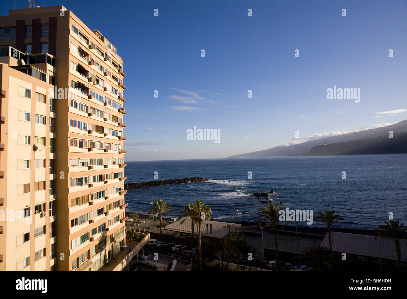 Un hôtel sur la plage de la ville de Puerto de la Cruz sur l'île de Tenerife. Banque D'Images